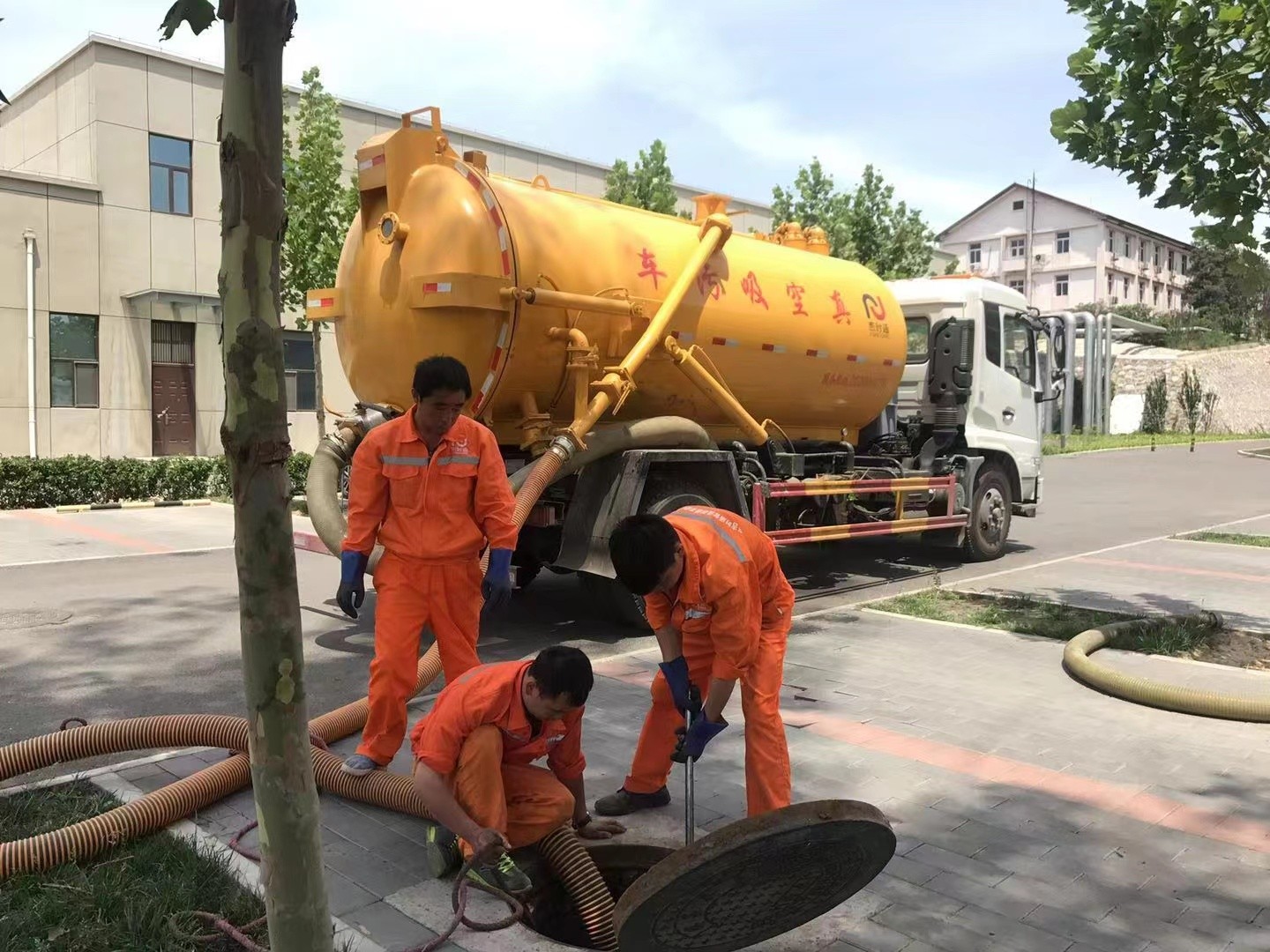 密云管道疏通车停在窨井附近